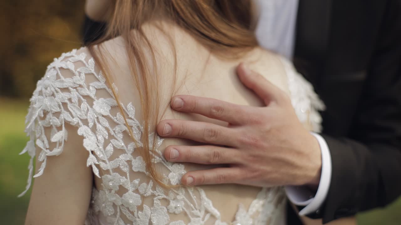 신혼부부. 공원에서 신부와 함께 백인 신랑. 결혼 부부. 행복한 가족