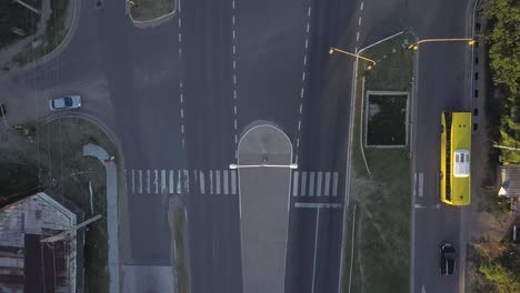 vista aérea de pájaro, tráfico de la calle en la intersección en el área de la ciudad suburbana urbana en argentina