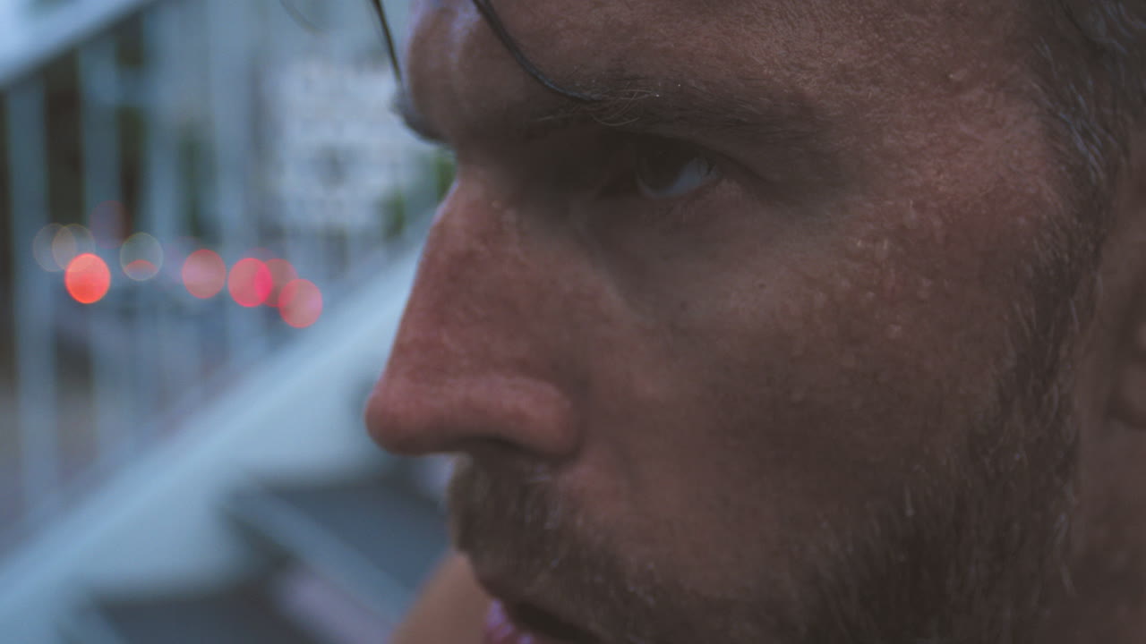 Volto di un uomo stanco e sudato che corre per fitness