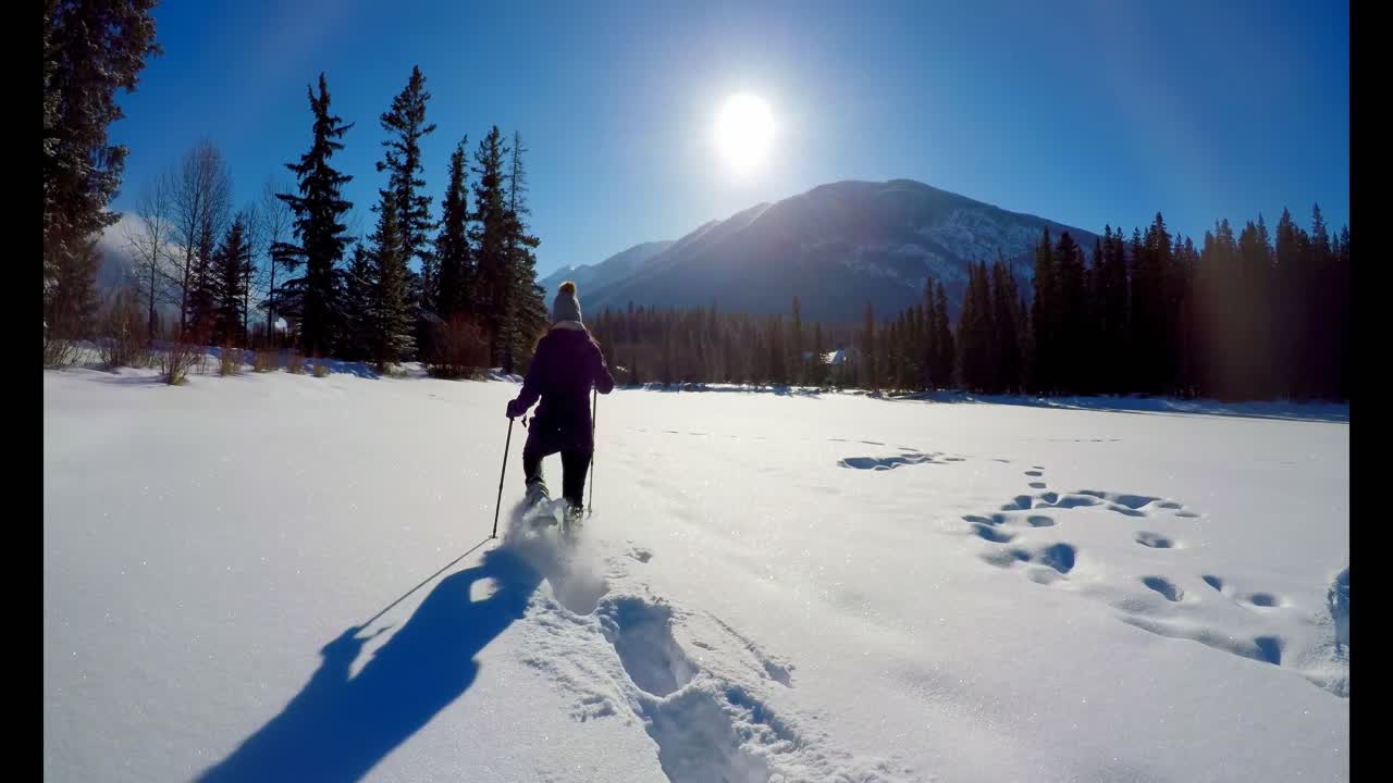 Sciatrice che cammina su paesaggio innevato d'inverno 4k