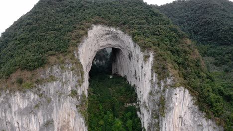 hermoso gran arco natural de getu, paisaje montañoso kárstico chino, aéreo