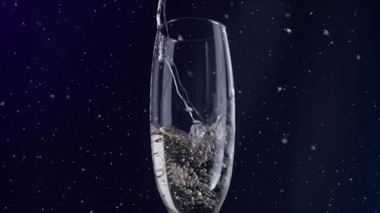 검은 바탕에  ⁇ 페인 잔 위에 떠다니는  ⁇  반점의 애니메이션