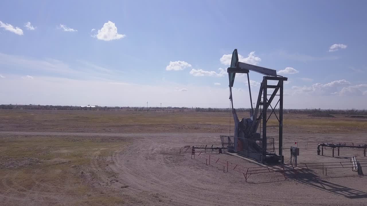 pumpjack asintió en silencio, bombeando petróleo desde debajo del suelo de la pradera de alberta