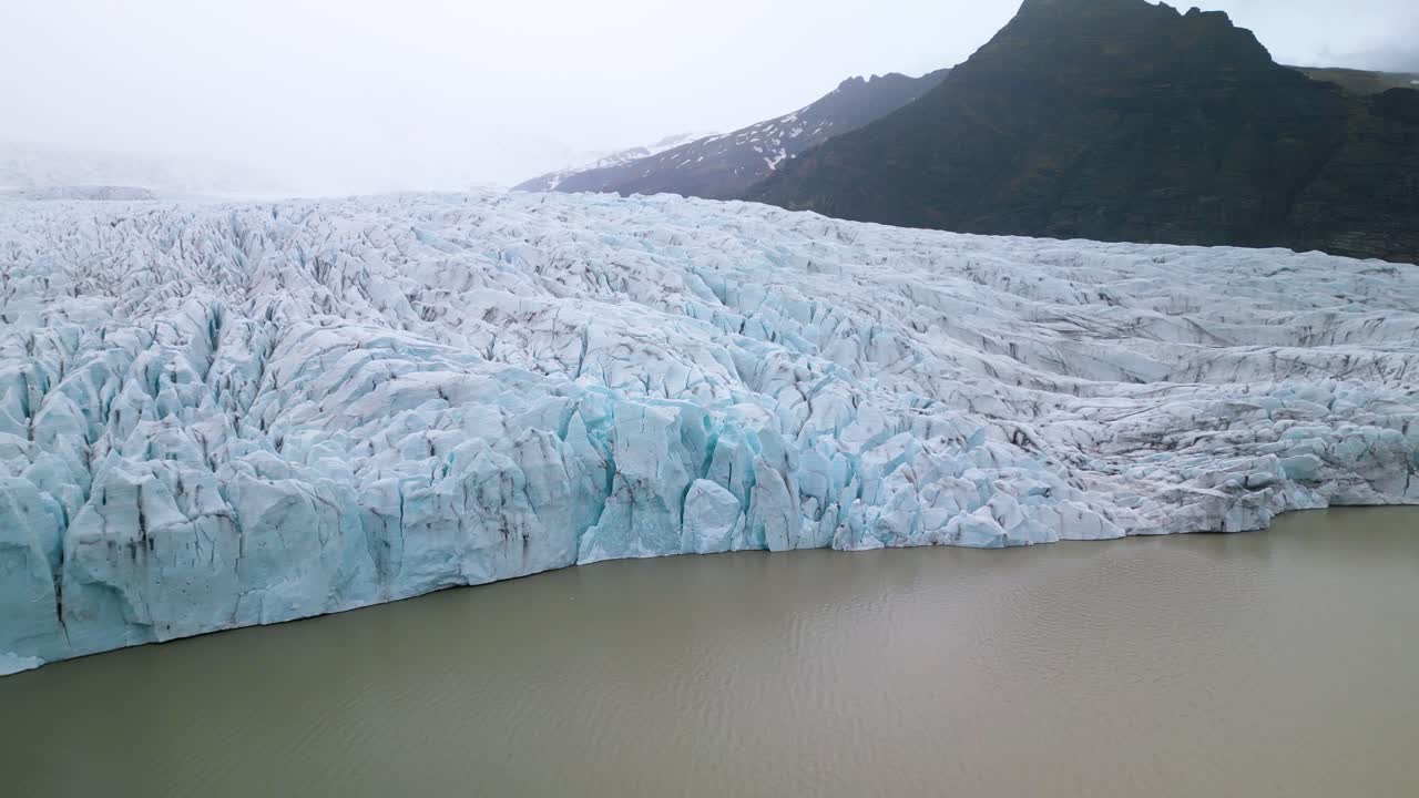 un avión no tripulado vuela sobre un glaciar en islandia