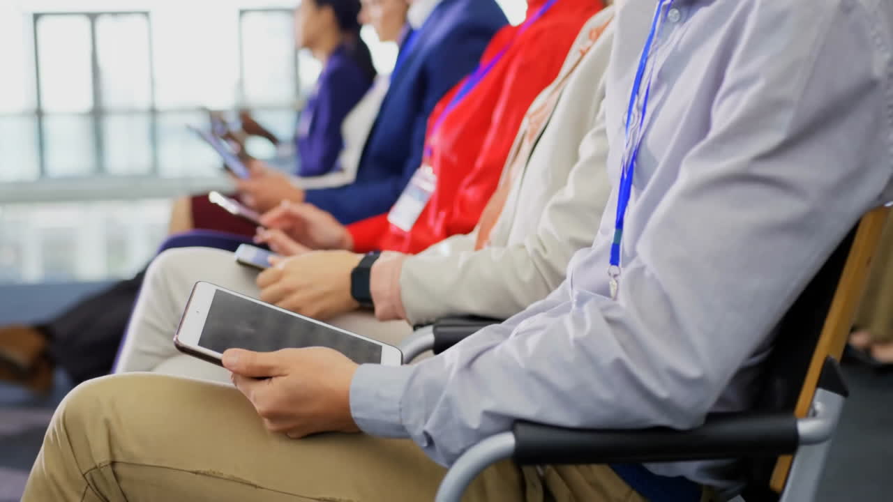 uso de tabletas en conferencias, profesionales de negocios en red y comunicación