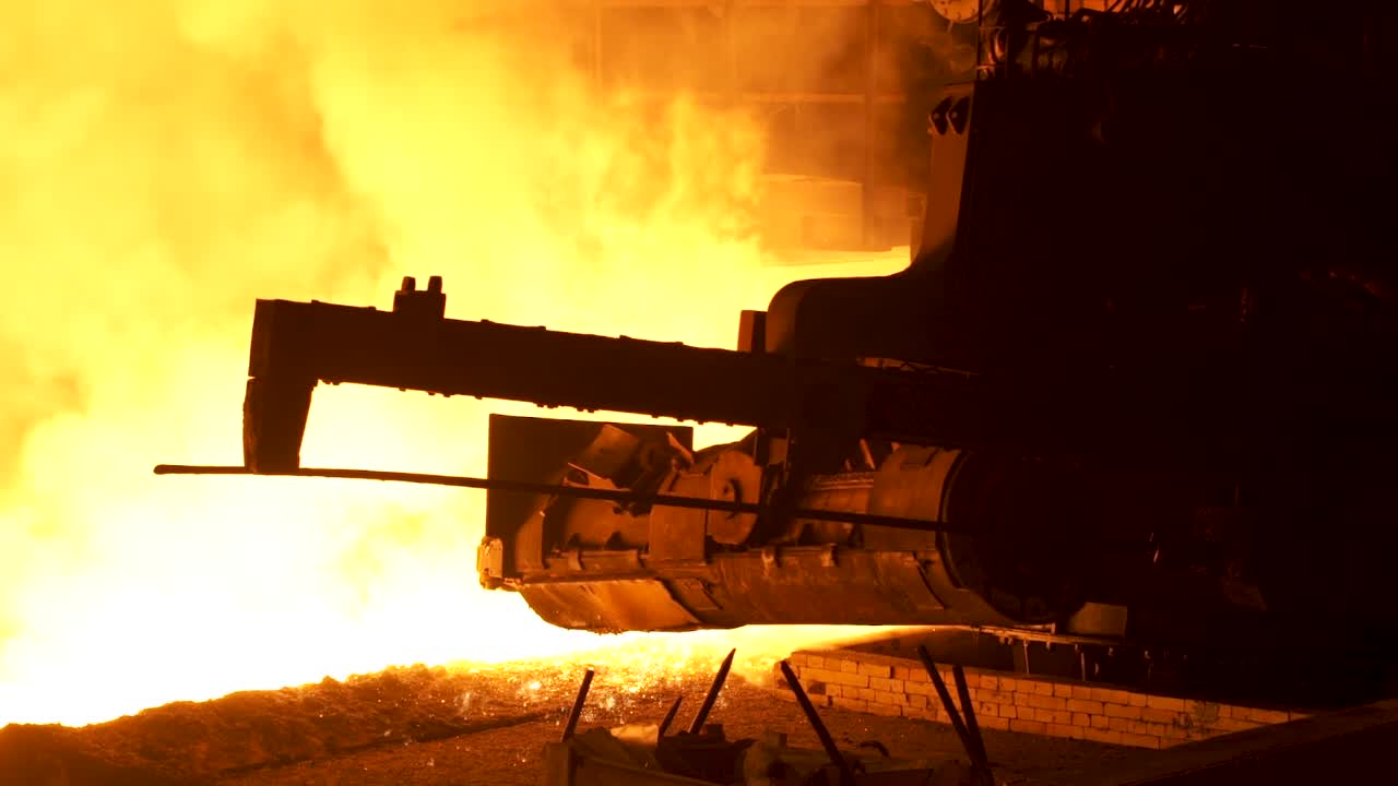processo de produção de aço numa fábrica
