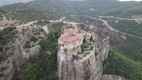 media órbita aérea alrededor del monasterio de varlaam en lo alto de un acantilado - meteora, grecia