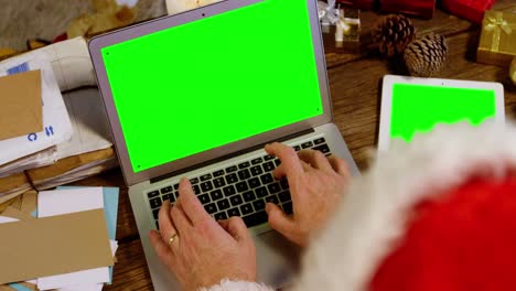 santa claus usando su computadora portátil