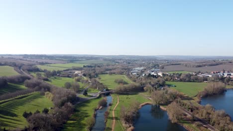 Volando-Por-Encima-Del-Río-Stour-Chatham-Kent-Village-Campo-Vista-Aérea-Avanzando