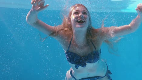 mujer bonita mostrando un pulgar arriba bajo el agua