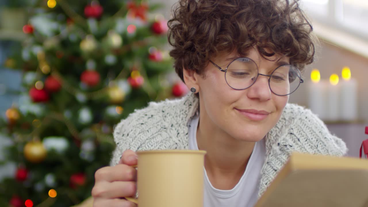 mujer leyendo un libro en navidad