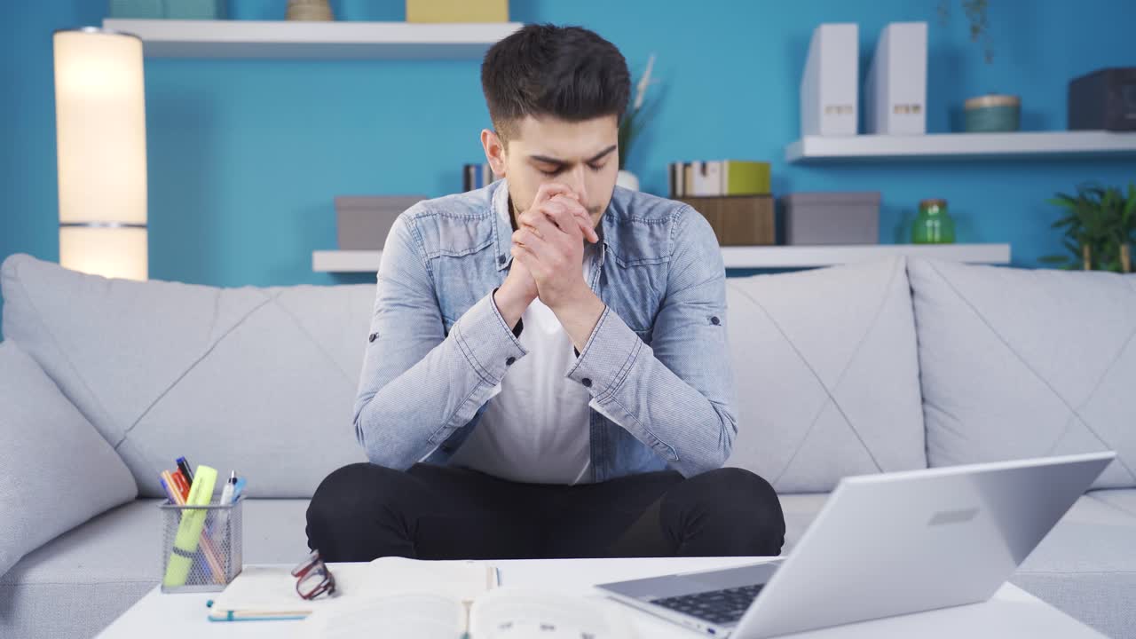 un joven aburrido y abrumado triste en casa.