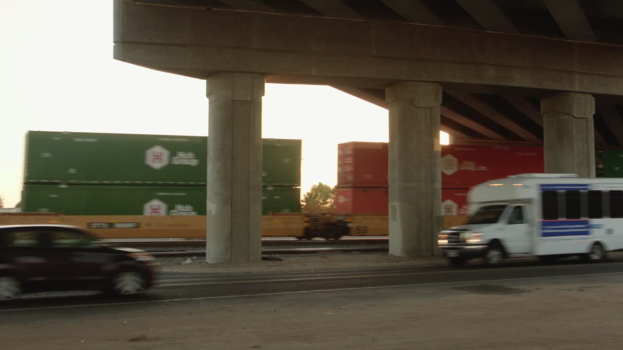 교통을 통해 고속도로 교량 아래 화물 열차 통과