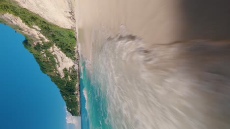 Asombrosa-Playa-De-Mar-De-Sobrevuelo-Tiro-Bajo,-Playa-Tropical-Soleada-En-Asia,-Tiro-Aéreo-Vertical-9-16