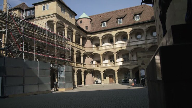 Edificio museale a più livelli - Schlossplatz nel centro di Stoccarda in 4K, architettura classica tedesca, famoso, qualità premium con lente Red Komodo Cooke Mini S4i | Notizie