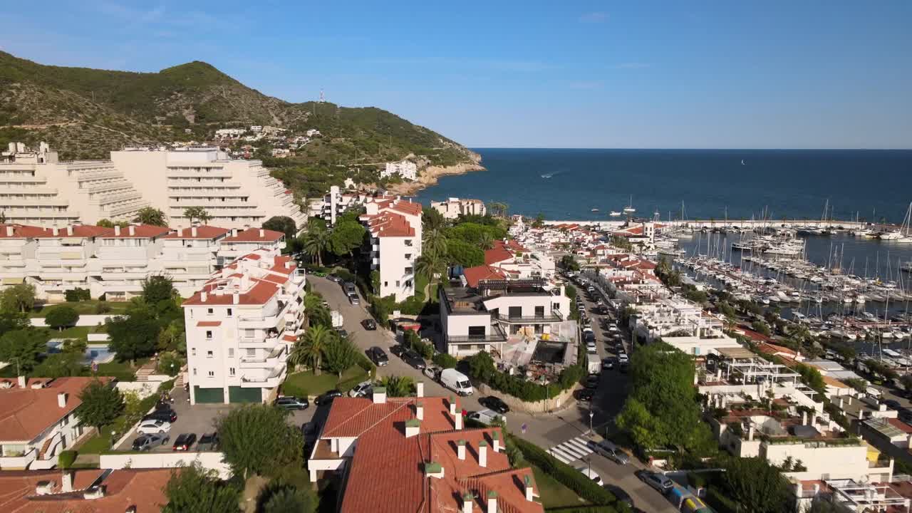vistas aéreas del puerto deportivo de sitges, cerca de barcelona