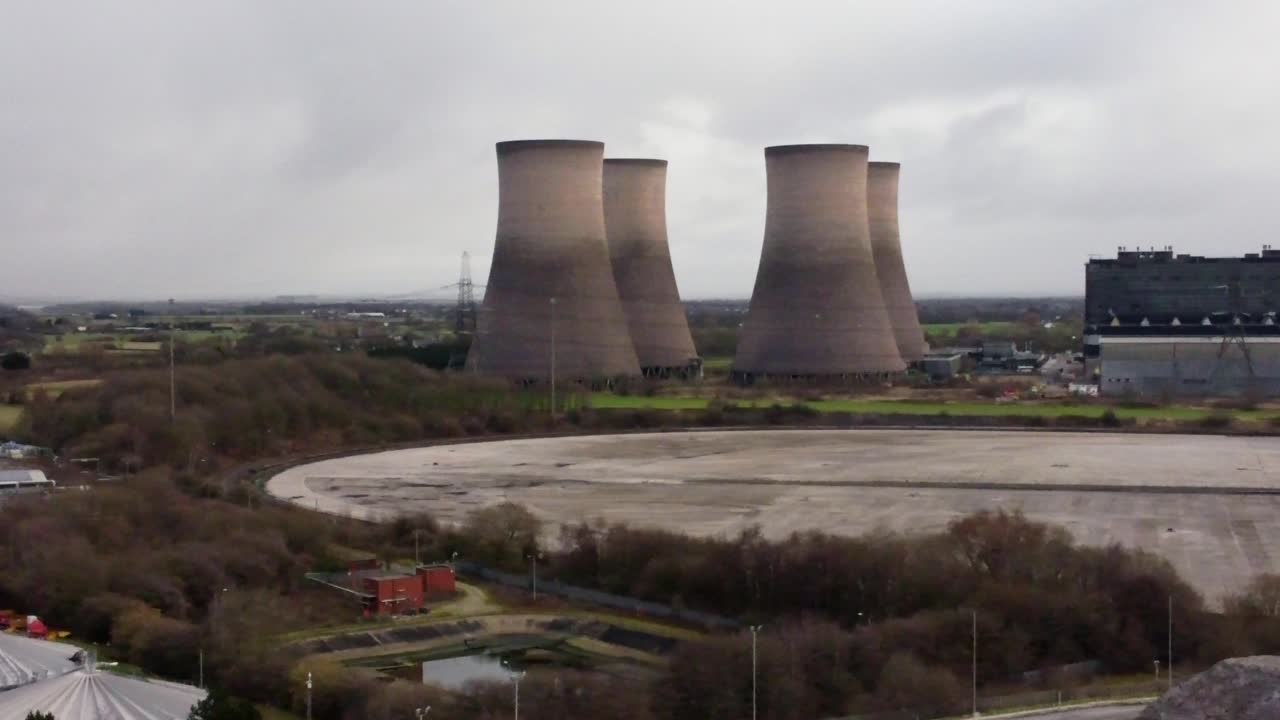 vista aérea panorámica lenta a través del sitio de la chimenea de la central eléctrica alimentada con carbón, fiddlers ferry horizonte nublado