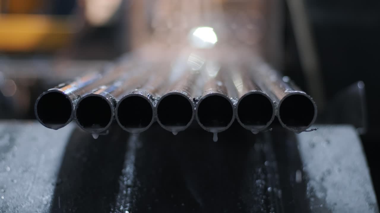 corte de tuberías de acero inoxidable, la sierra de banda para corte industrial de la tubería de metal inoxidable y el uso de la calefacción del refrigerante. la herramienta industrial.