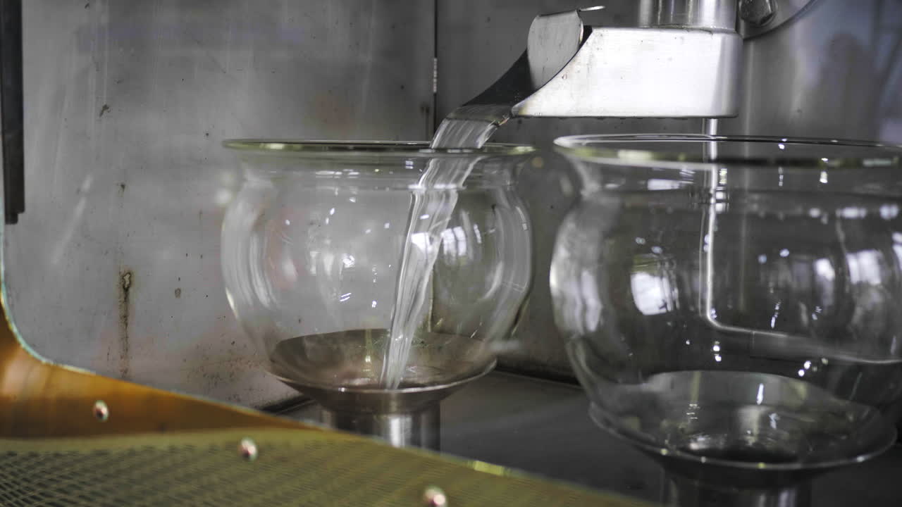 espíritu corriendo seguro dentro de una destilería de whisky