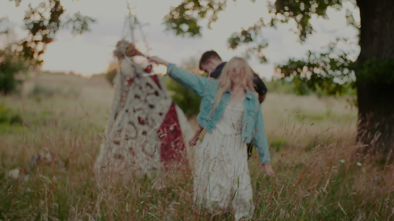 энергичная пара танцует в сумерках на открытом воздухе 5