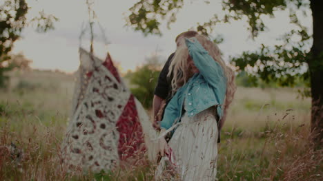 pareja enérgica bailando al aire libre al atardecer 5