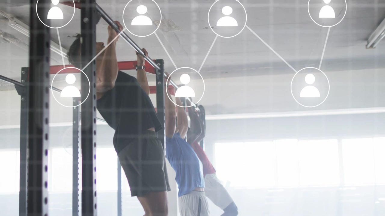 Kolme miestä aloittaa kuntoharjoittelun tarttumalla tankoon ja vetämällä vartaloa, verkkopeittokuvan muodostuessa.