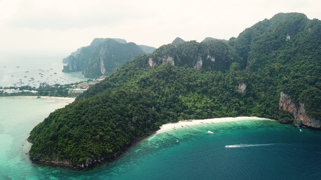 Vista aerea dell'esotica isola di Phi Phi Don, Thailandia