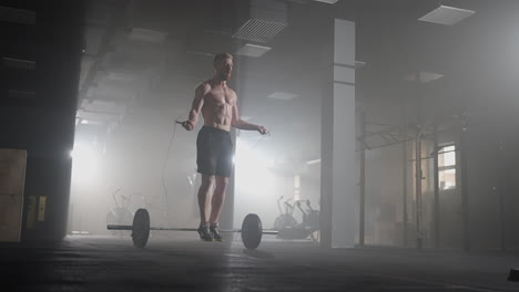 Un-Joven-Atlético-Con-Músculos-Prominentes-Salta-Sobre-Una-Cuerda-En-El-Gimnasio-En-Cámara-Lenta