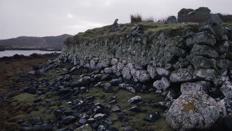 Toma-Estática-Del-Muro-Perimetral-Alrededor-De-Un-Antiguo-Monasterio-De-La-Iglesia-Fundado-Por-St-Columba