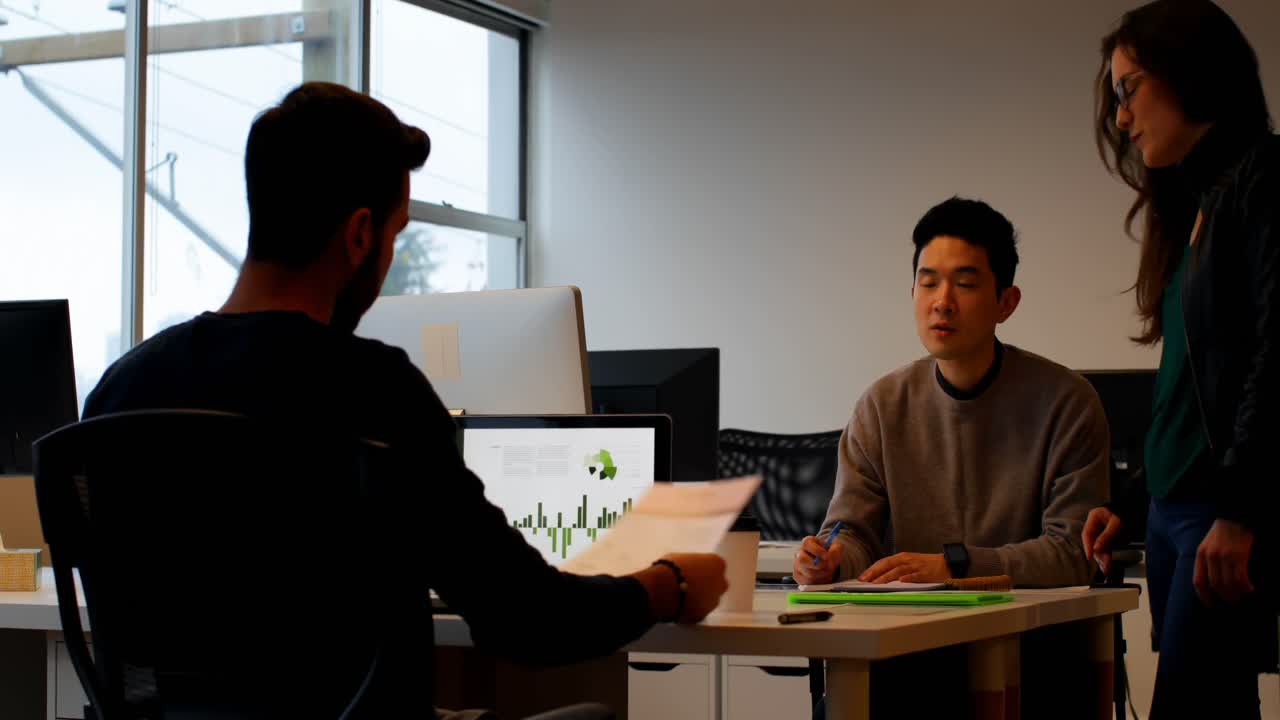 4k 데스크에서 서로 상호 작용하는 비즈니스 동료들