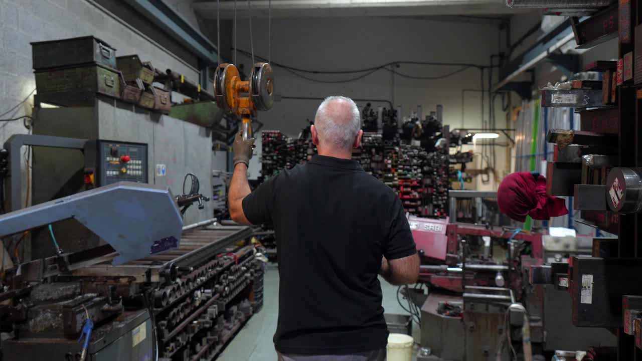 hombre trabajando en una fábrica
