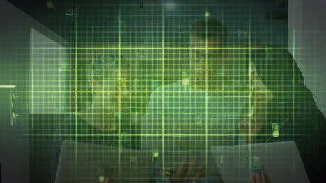 animación de la línea isoeléctrica sobre diversas personas de negocios que usan computadoras portátiles en la oficina