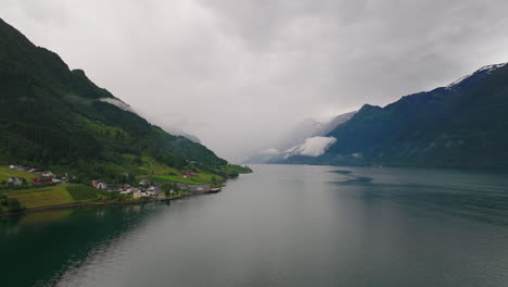 Serena-Vista-Aérea-Sobre-El-Fiordo-De-Hardanger-En-La-Costa-Oeste-De-Noruega.