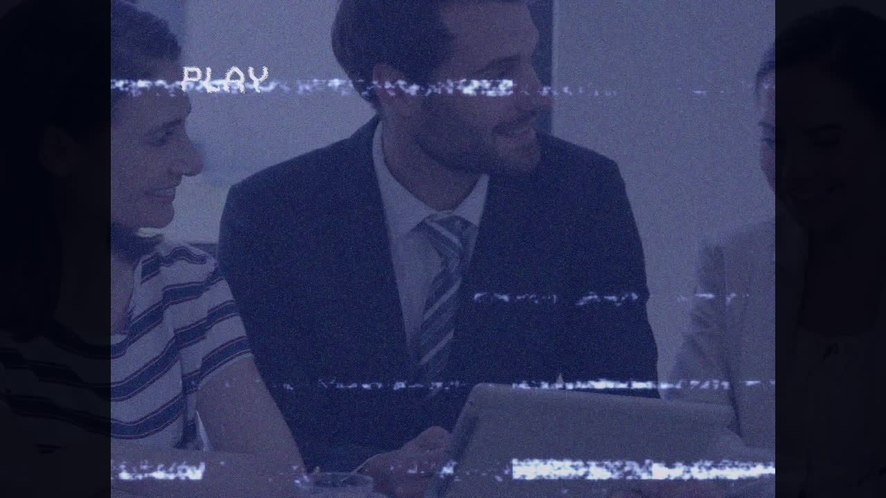 태블릿을 사용하는 다양한 사업가들에 대한 간섭의 애니메이션