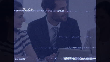 animación de interferencia sobre diversas personas de negocios que usan tablets