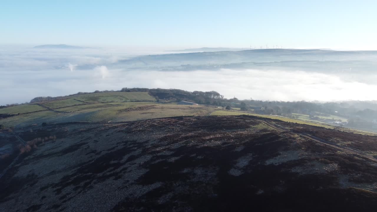 흐린 안개가 자욱한 일출 계곡 공중 황무지 하이킹 언덕 농지 lancashire 후퇴