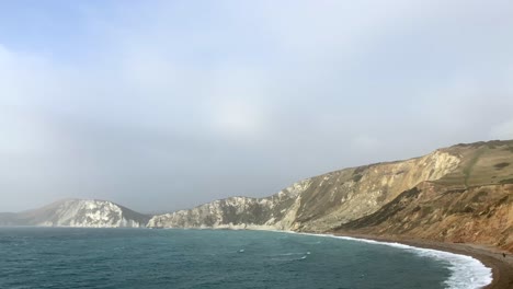 Vista-Aérea-Panorámica-De-Un-Hermoso-Paisaje-Costero-En-Inglaterra