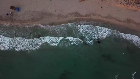 Vista-Aérea-De-La-Playa-Cenital-Con-Turistas-En-La-Isla-De-Menorca