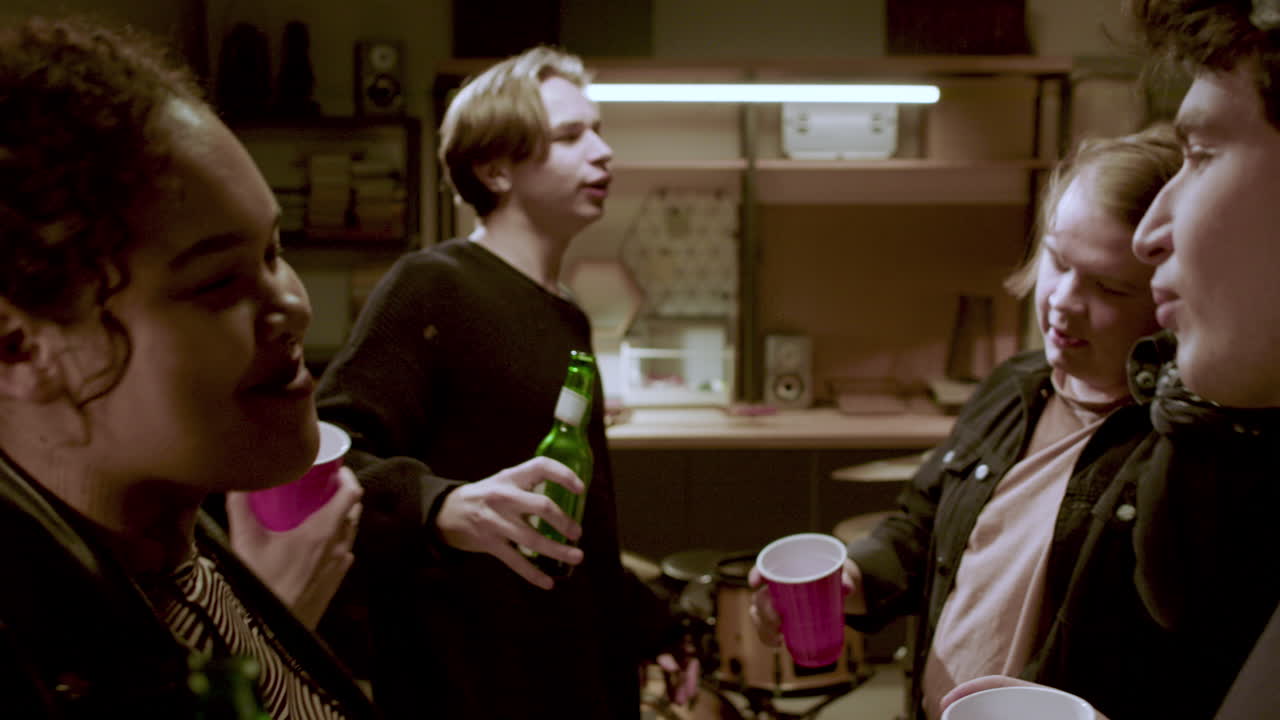 grupo musical en un estudio