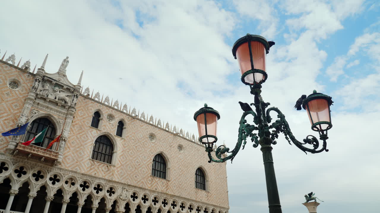 Lampione e Palazzo Ducale a Venezia