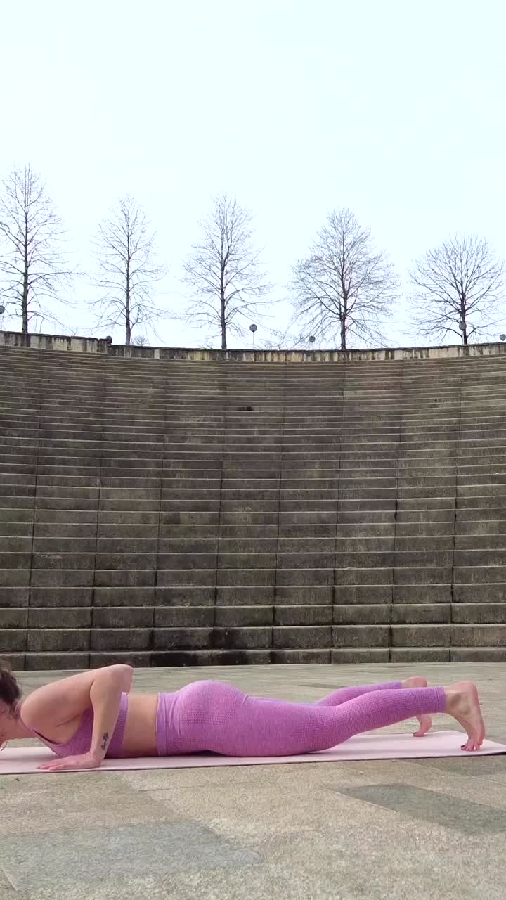 mujer haciendo ejercicio al aire libre