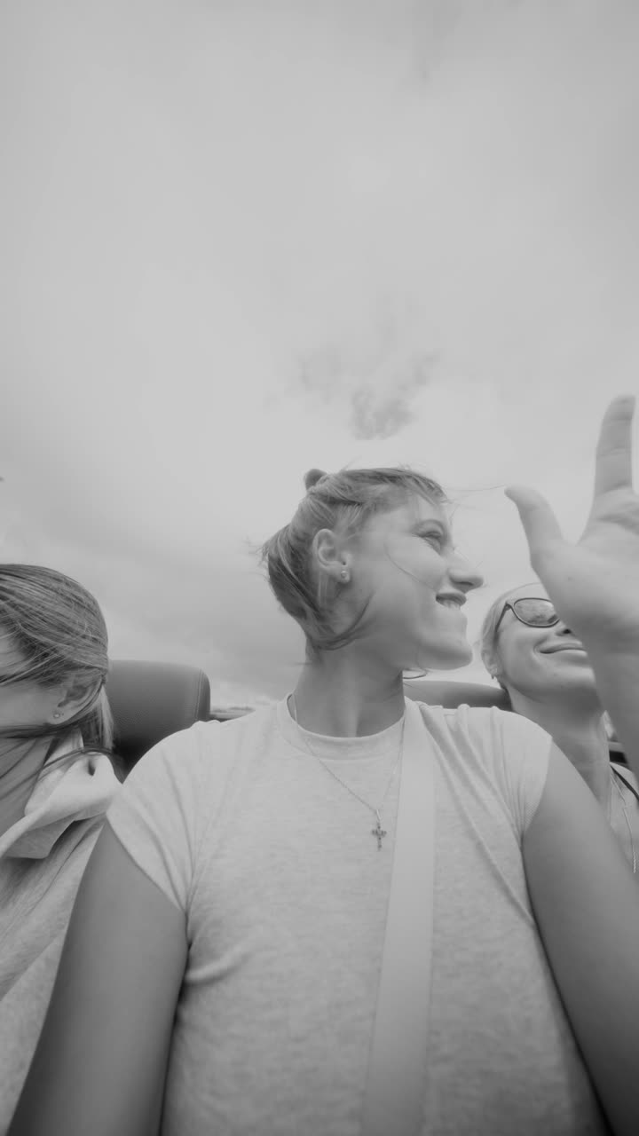 Gruppo di donne che si godono un viaggio on the road