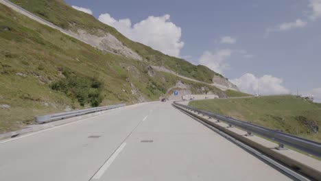 Conducir-Un-Automóvil-En-El-Paso-Gotthard-Del-Sur-Al-Norte-De-Suiza