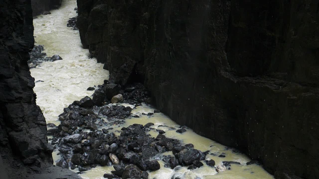 협곡 슬로우 모션 내부의 야생 빙하 강
