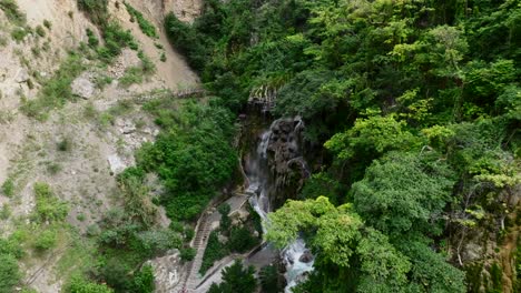 Der-Tolantongo-Fluss-Und-Der-La-Gloria-Wasserfall-In-Hidalgo,-Gesehen-Vom-Mezquital-Canyon,-Mexiko