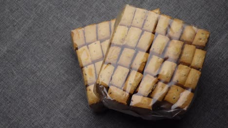 galletas envasadas apiladas