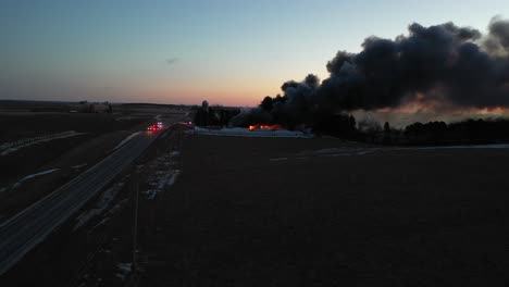 incendio en el edificio de la granja al anochecer