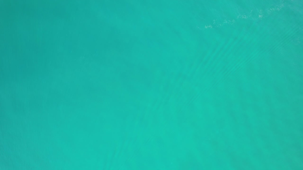 스페인 안달루시아 쪽으로 가는 배의 공중 촬영, 스카이라인이 초점을 맞추고