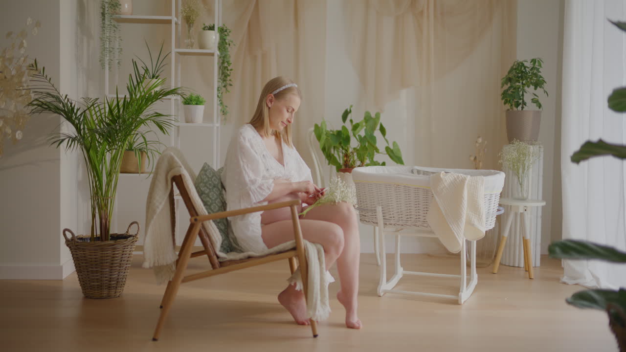 임신한 여성이 초음파 영상을 보고 있습니다.