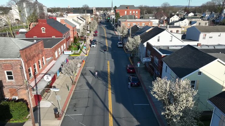 Via principale e quartiere di una cittadina americana in primavera, USA.